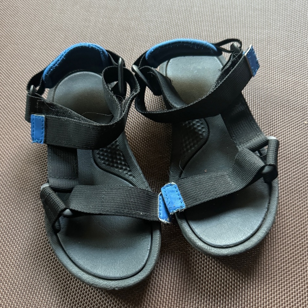 Youth Velcro strap sandals size 3